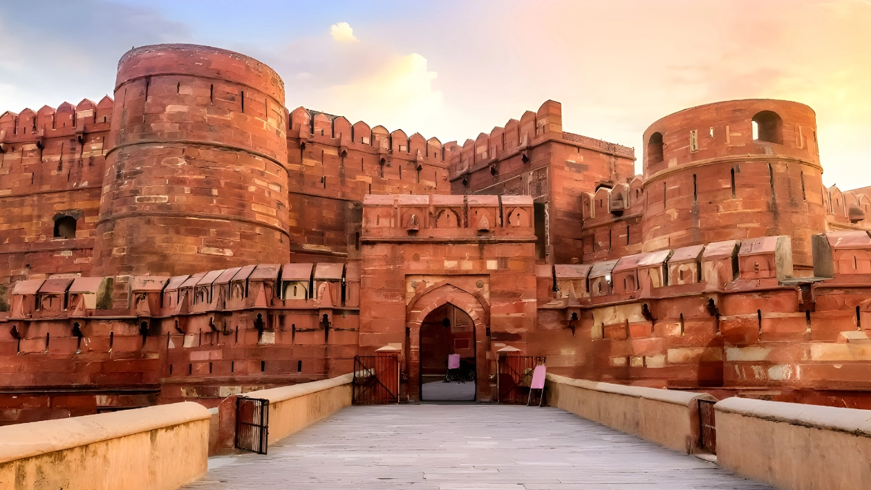 Detailed table for the 'Guardians of the Past' itinerary, listing historical Indian forts, their locations, and key experiences